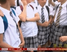 被热惨的男孩子们决定：集体穿短裙来上学以示抗议！
